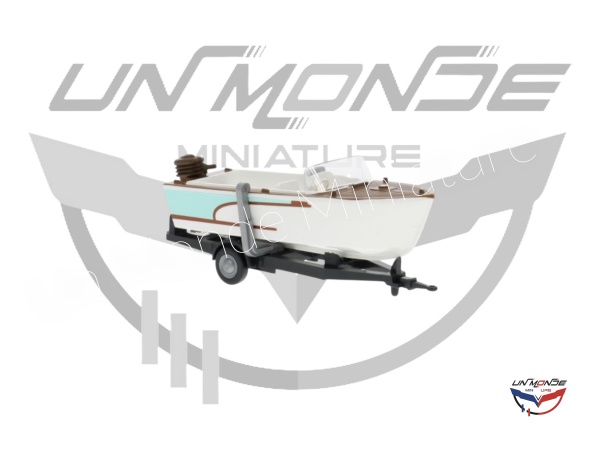 Bateau  Moteur sur Remoruqe Blanc et Marron