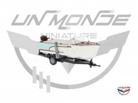 Bateau à Moteur sur Remoruqe Blanc et Marron