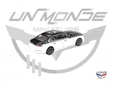 BMW I7 XDrive60 2024 Alpine White and Black Sapphire