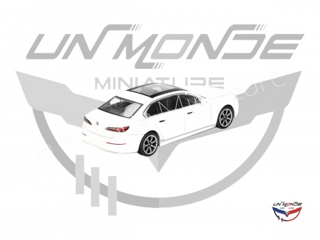 BMW i7 XDrive60 2024 Mineral White