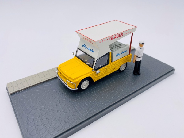 Citroën Mehari Glacier avec Figurines