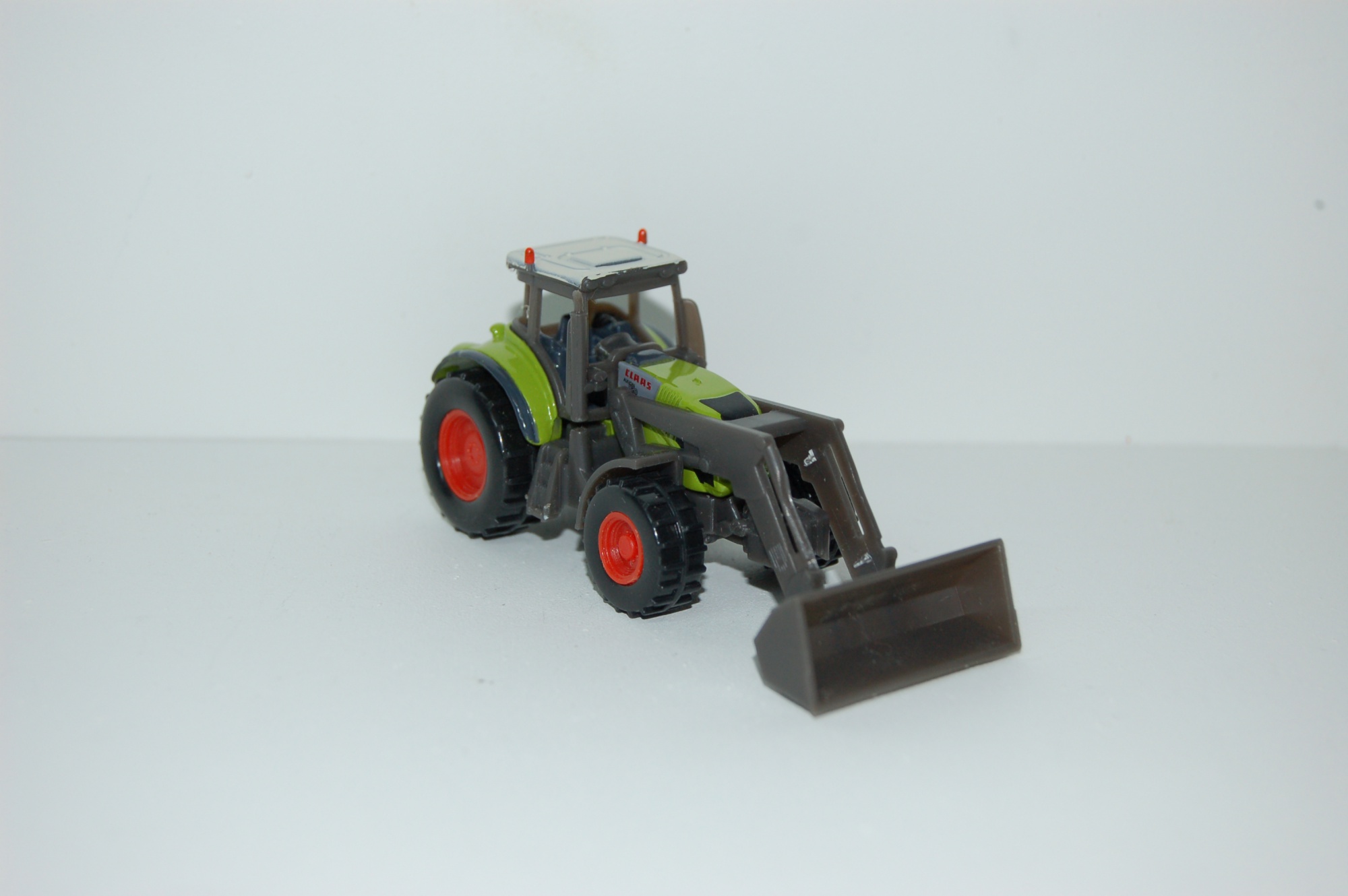 Tracteur CLAAS AXION avec fourche NOREV